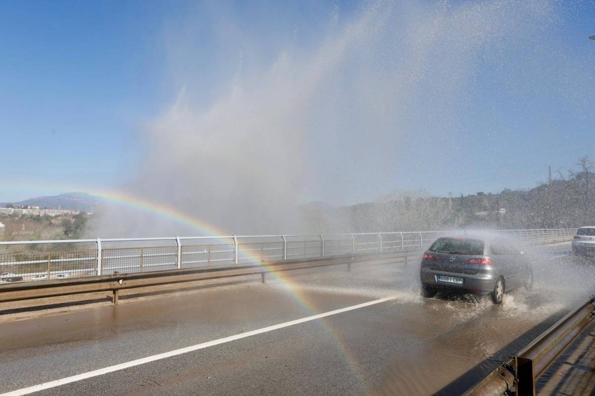 Fort ruixat d`aigua pel trencament d`una canonada