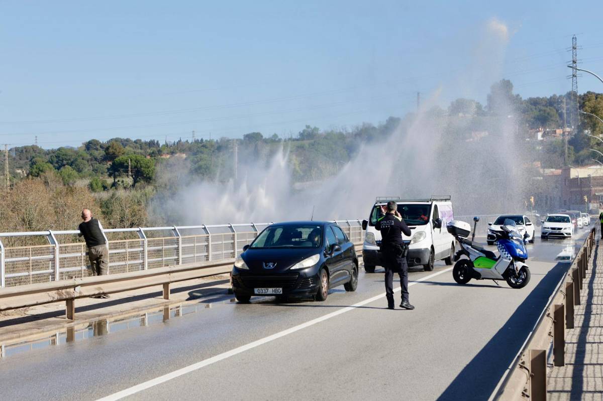 Fort ruixat d`aigua pel trencament d`una canonada