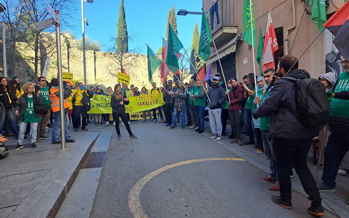 La marxa de docents conflueix amb la lluita per l'habitatge en un desnonament del Bloc 9 de Manresa