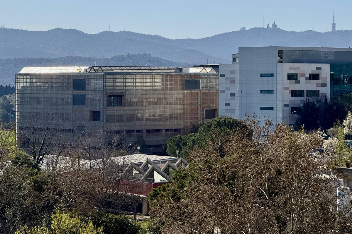 L`edifici de l`ICTA, a la UAB, amb Collserola de fons