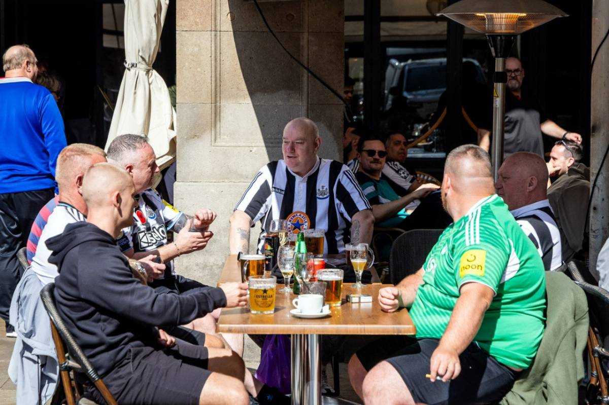 Els aficionats del Newcastle envaeixen les terrasses de Barcelona