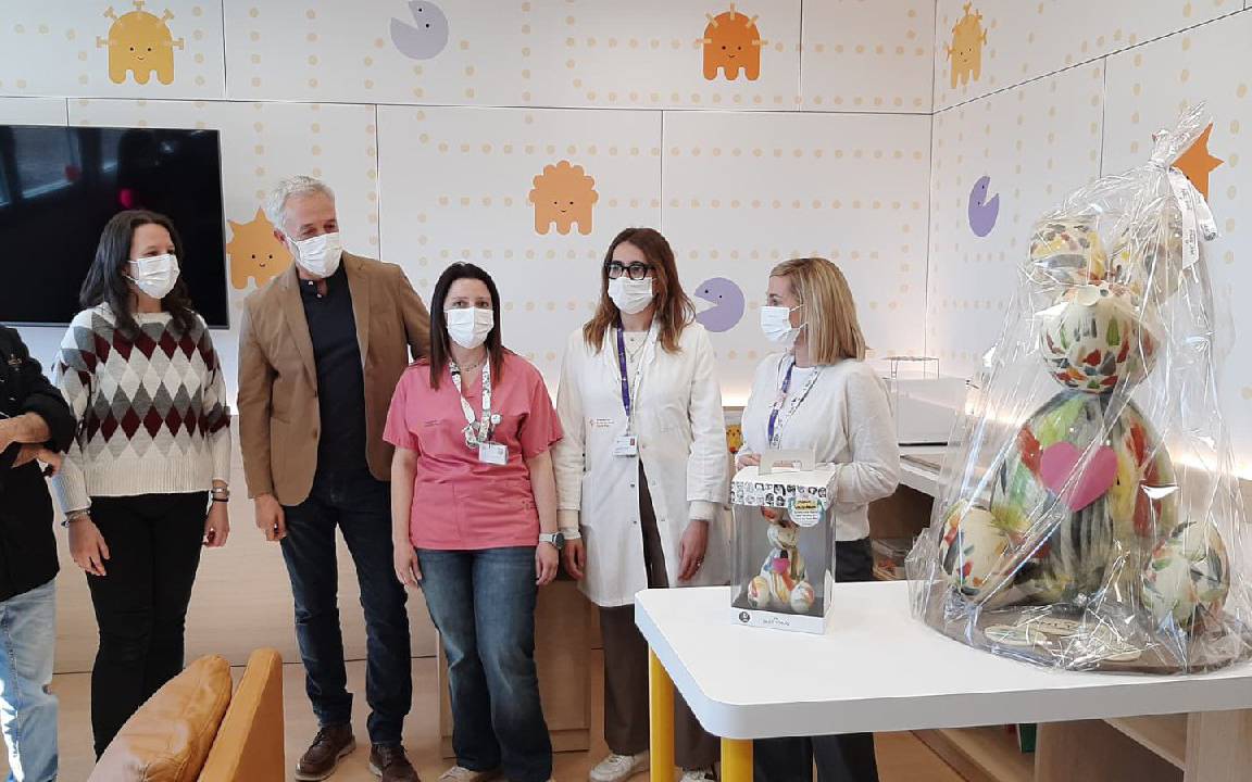 Sant Tomàs elabora una mona solidària per recaptar fons per Pediatria de l'Hospital Sant Pau