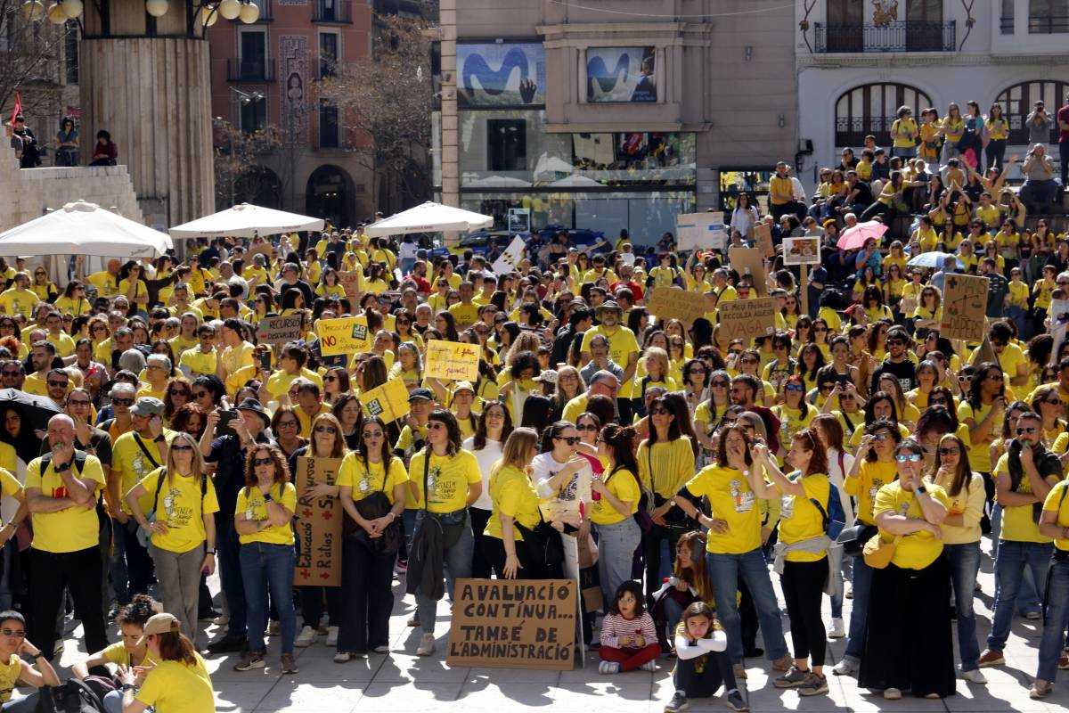 La marea de professors desborda el centre de Lleida en la tercera jornada de vaga educativa