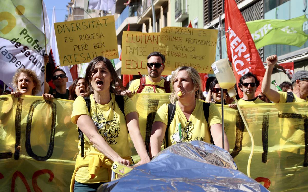 Milers de mestres es manifesten a Manresa en una jornada de vaga marcada pel rebuig al pacte amb Educació