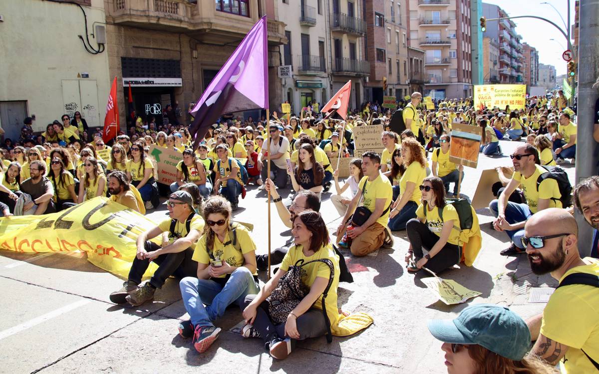 Docents asseguts davant els serveis territorials d`Educació de la Catalunya Central a Manresa