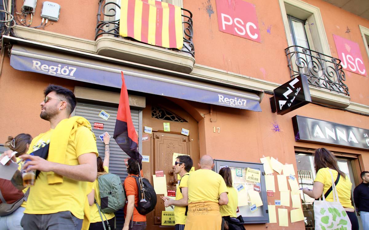 Els manifestants han empaperat la seu del PSC a Manresa