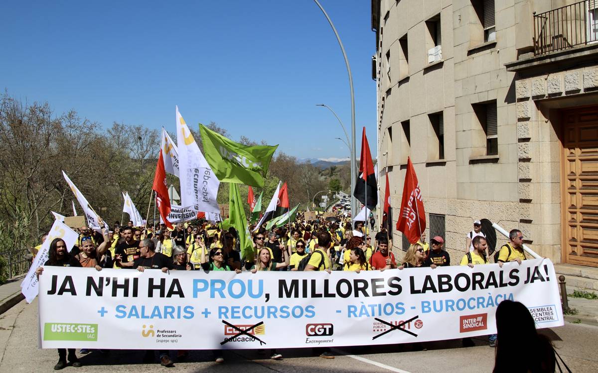 Capçalera de la manifestació de mestres a la seva entrada a Manresa