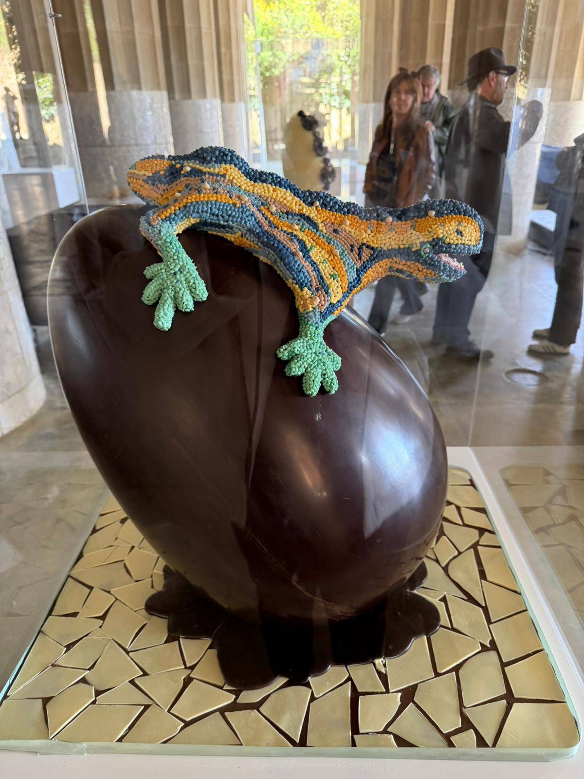 L'obra de Carles Carreras, amb el drac de Gaudí sobre un ou de Pasqua - 