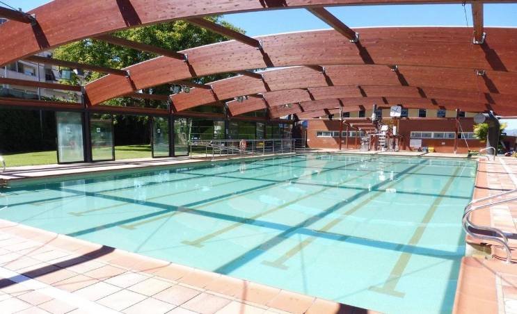 16 menors atesos per una barreja accidental de productes tòxics a la piscina municipal de Rubí