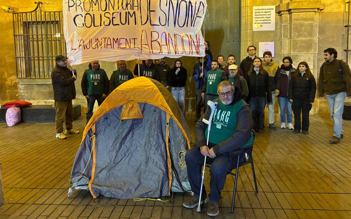 Un home acampa davant l'Ajuntament de Manresa per denunciar la seva situació de sensellarisme