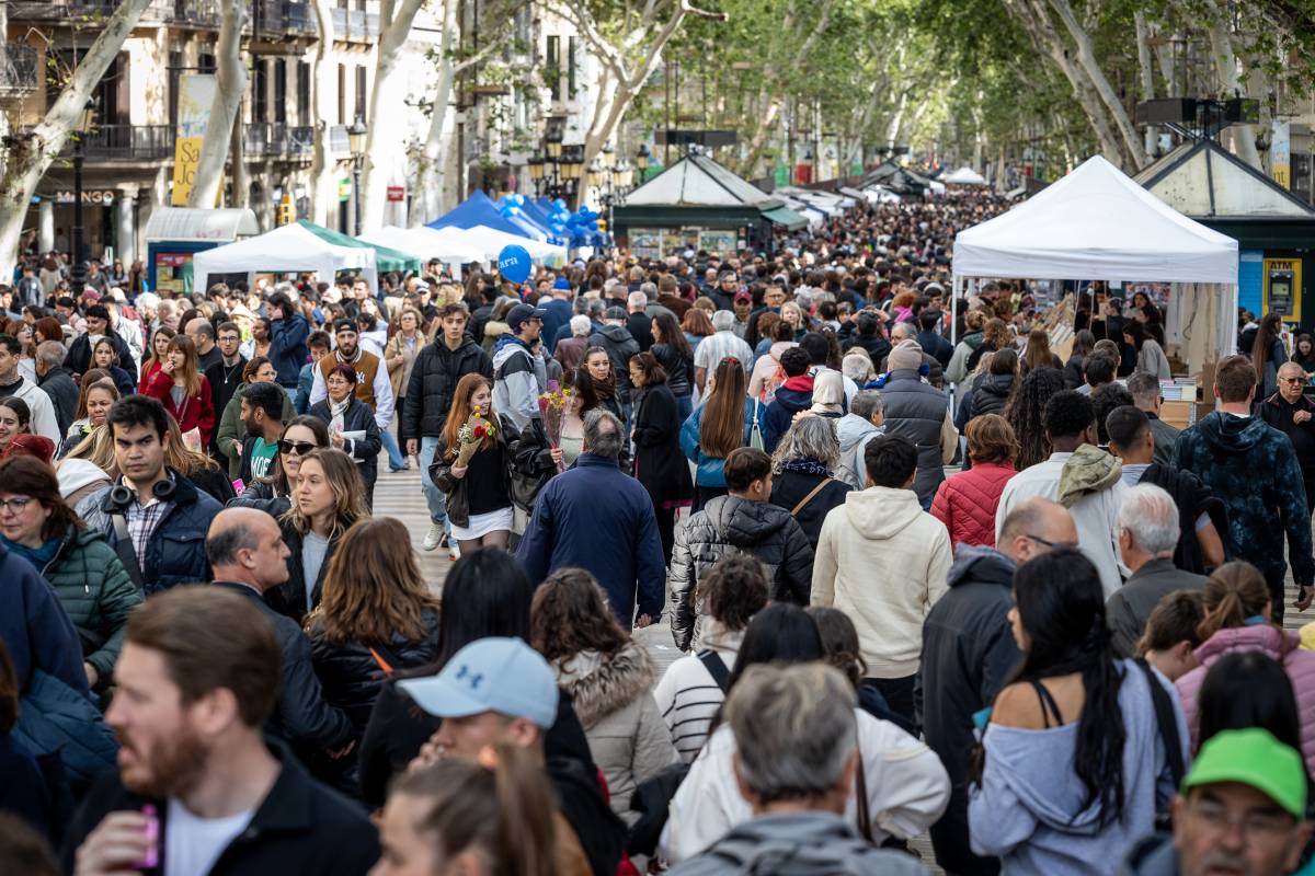 Les parades de roses i llibres de Sant Jordi a Barcelona abandonen la Rambla