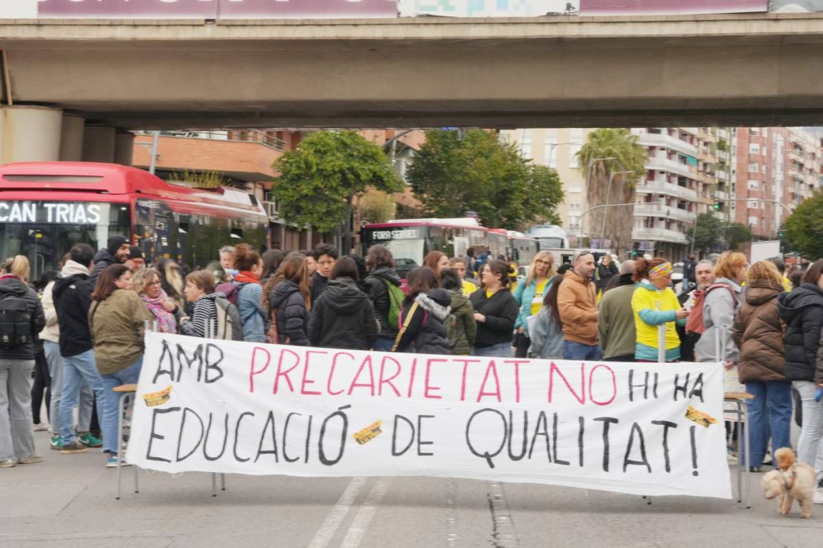 Talls de trànsit i tensió a Terrassa en la quarta jornada de la vaga de docents: "Us trencaré el cap"