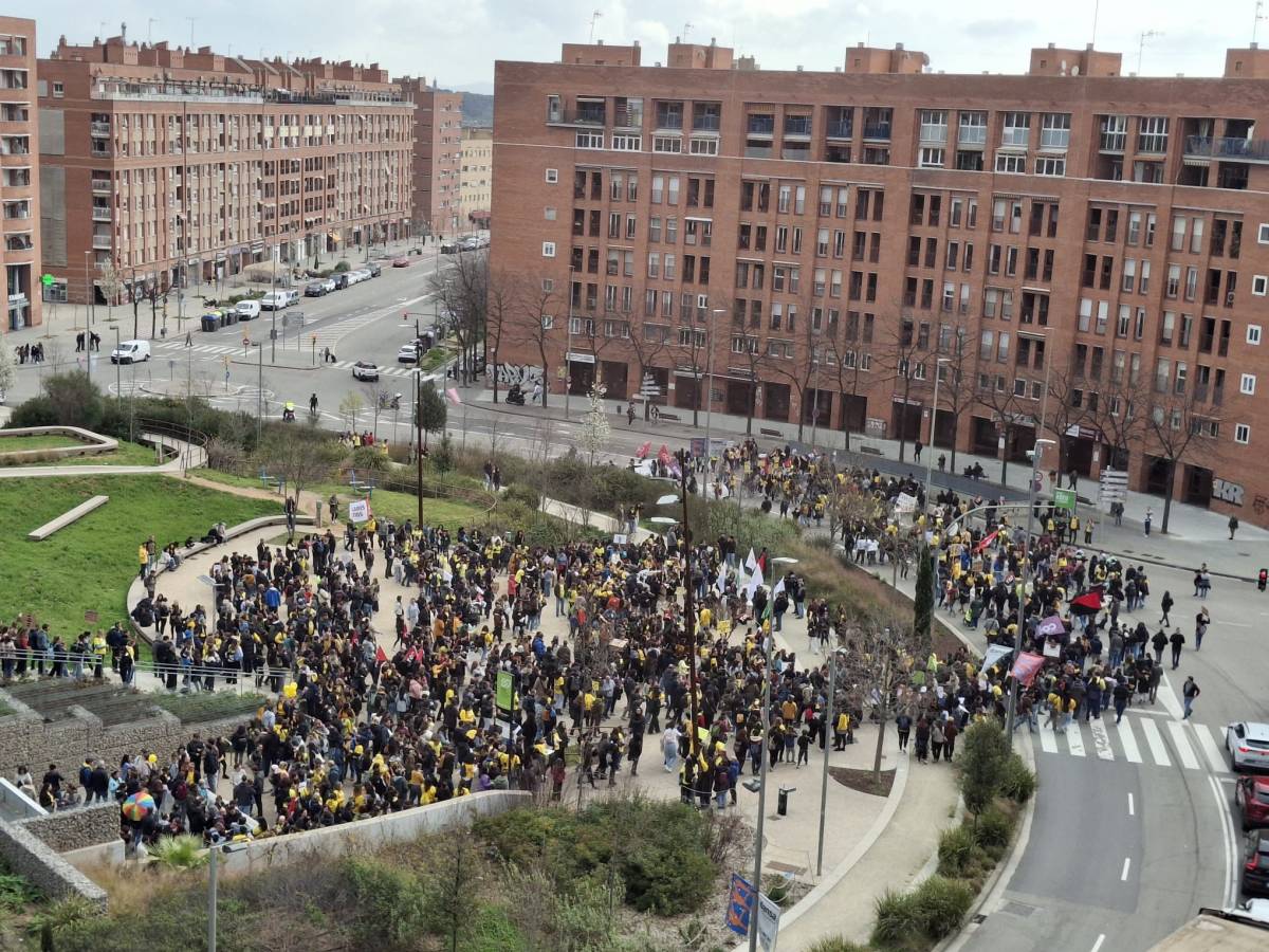 La columna de docents que surt de Plaça Espanya