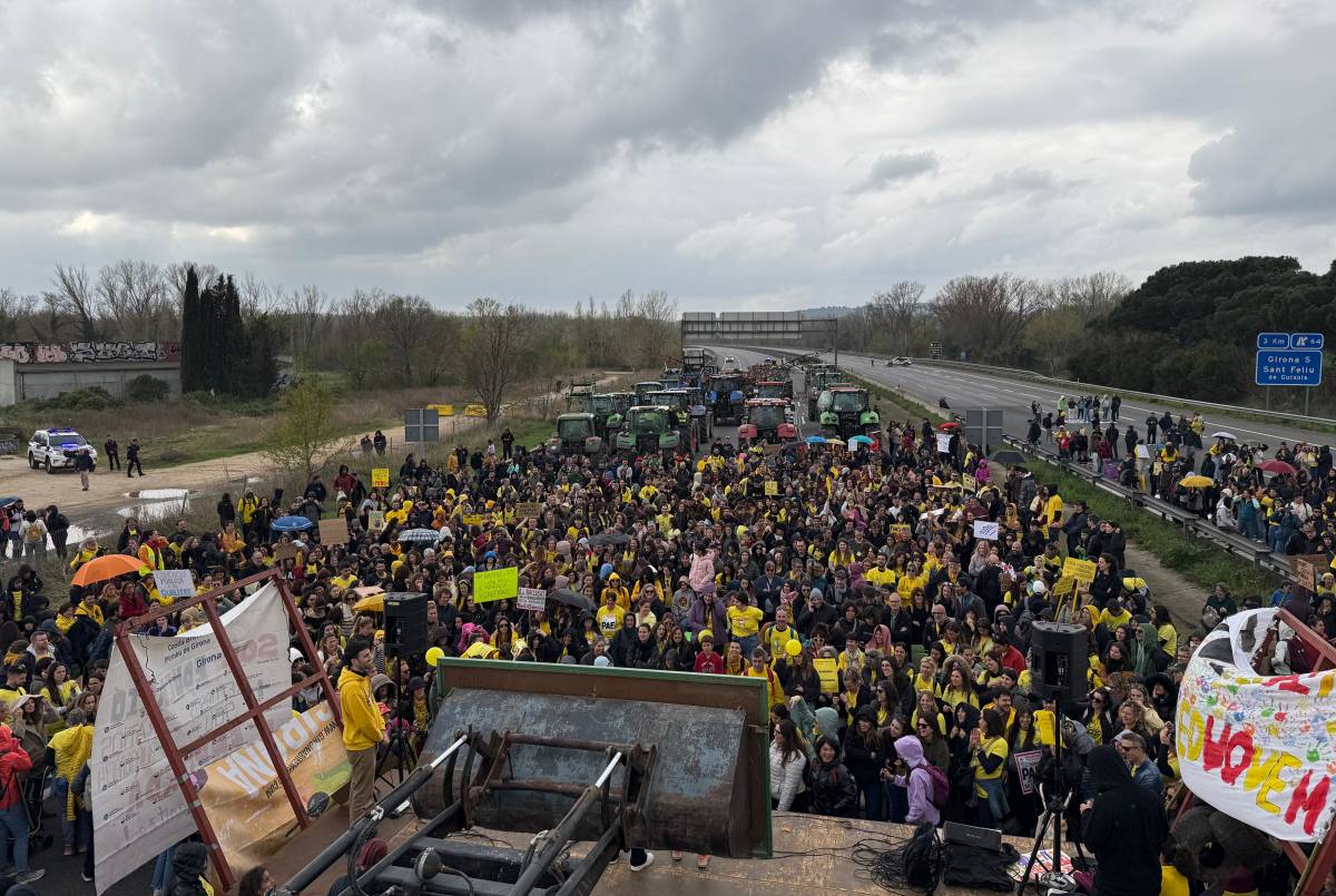 Els mestres tallen carreteres al Vallès, el Maresme i les comarques gironines en el quart dia de vaga