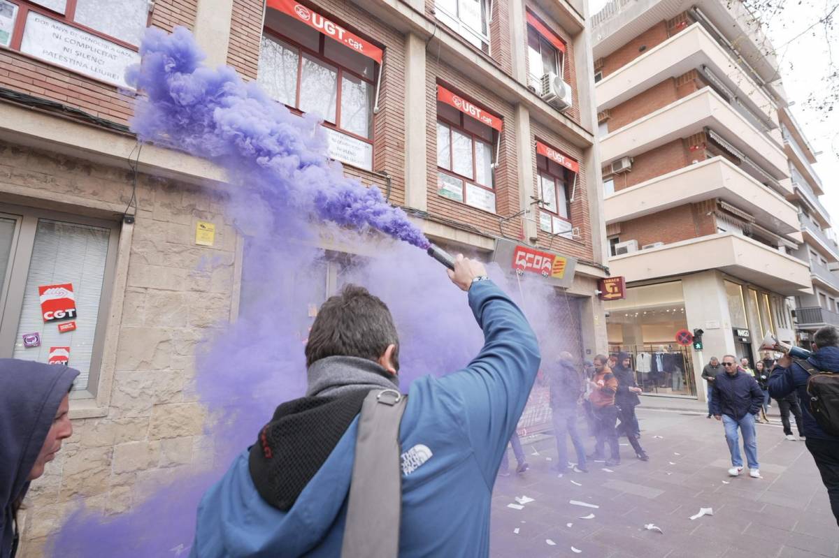 La protesta s`ha desplaçat a la Rambla, davant d`UGT i CCOO