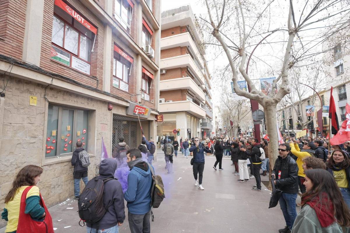 La protesta s`ha desplaçat a la Rambla, davant d`UGT i CCOO