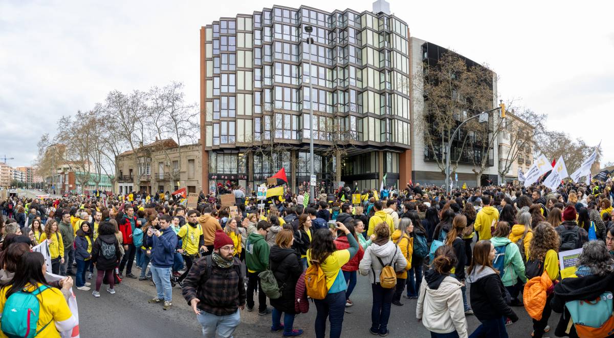 FOTOS | Explosió reivindicativa del món educatiu a Sabadell, que acaba amb llançament d'ous a Serveis Territorials, CCOO i UGT