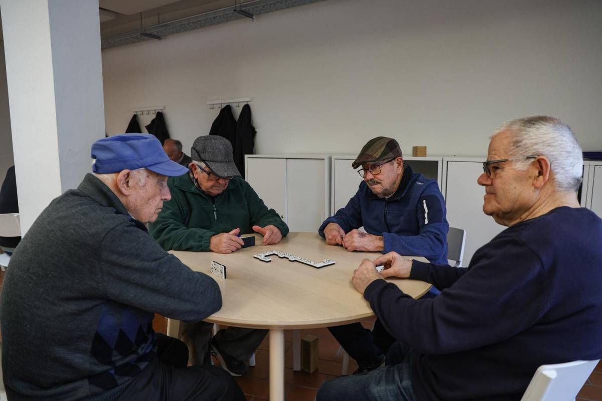 Gent gran jugant al dòmino