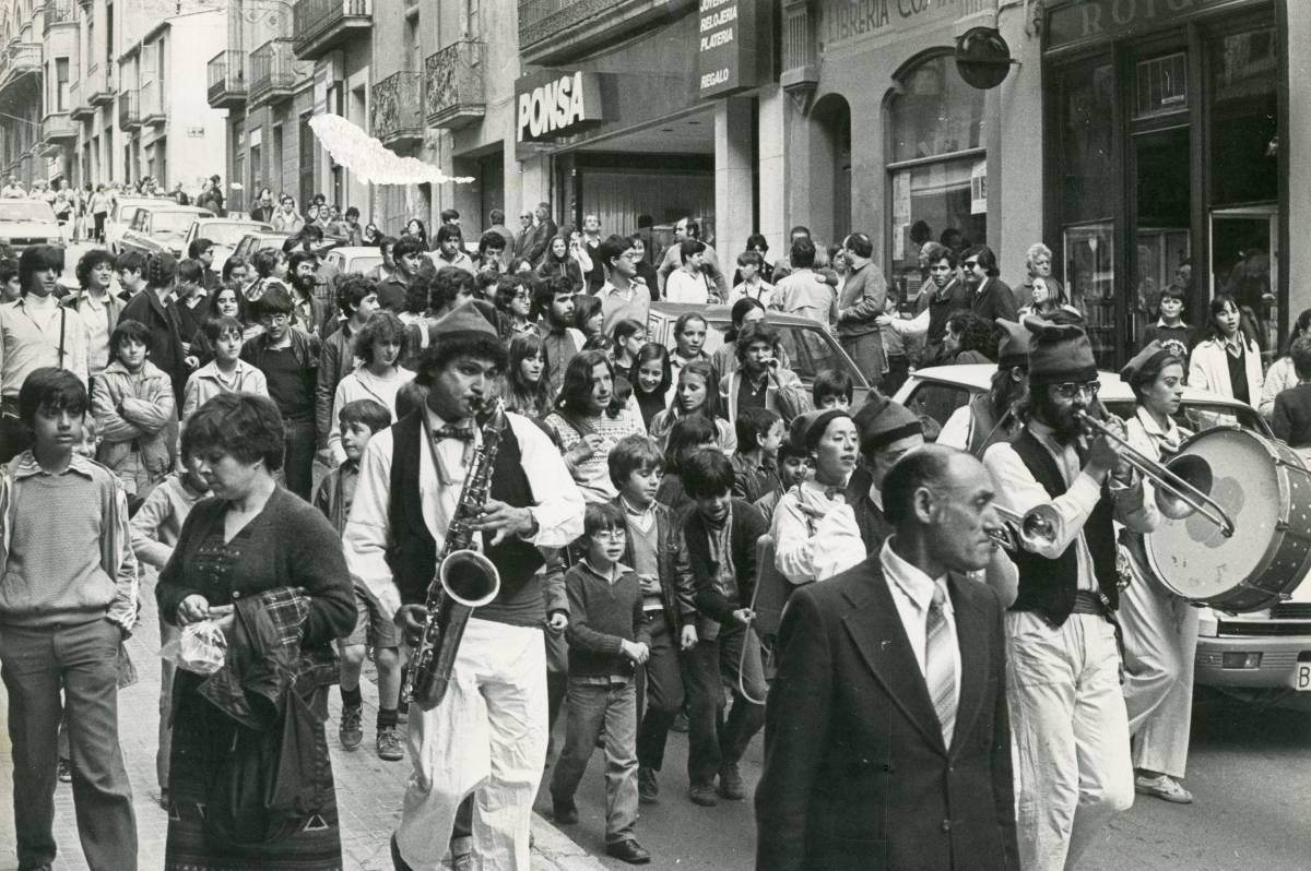 Una cercavila i dos comerços del passat