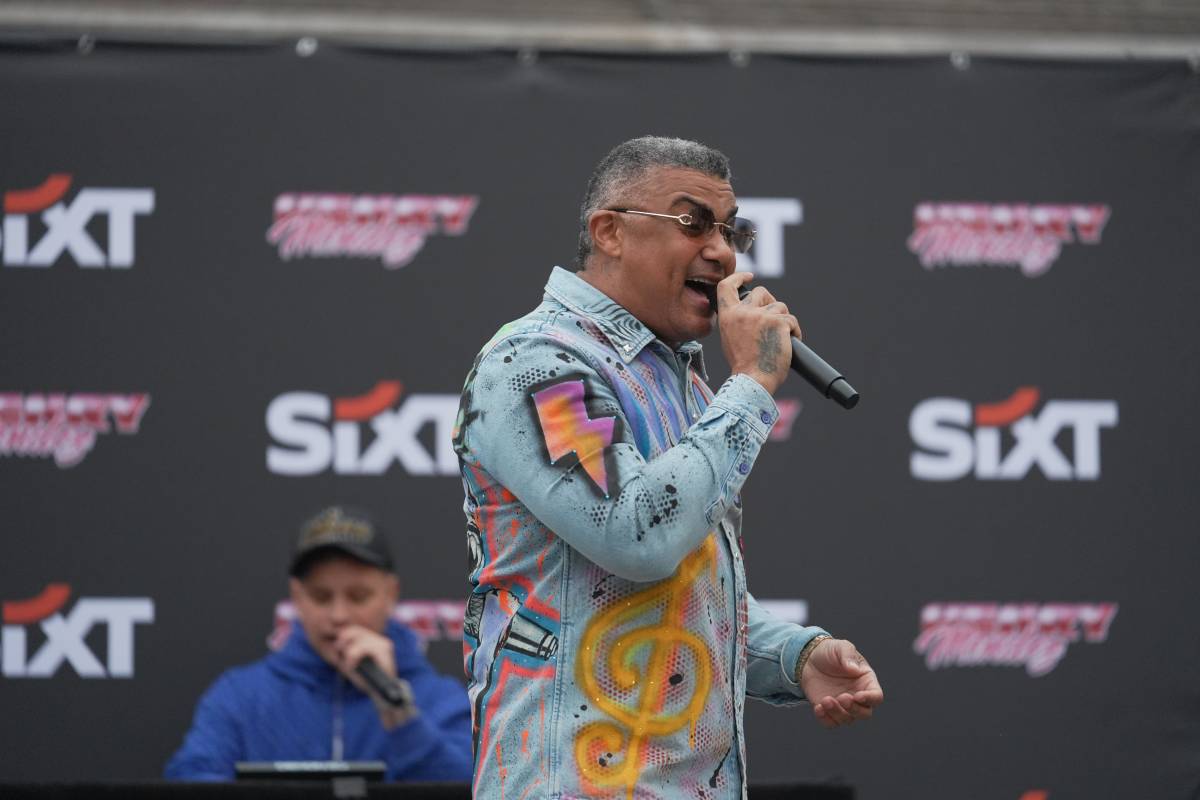 Henry Méndez encén Sabadell amb un concert sorpresa a la plaça del Doctor Robert