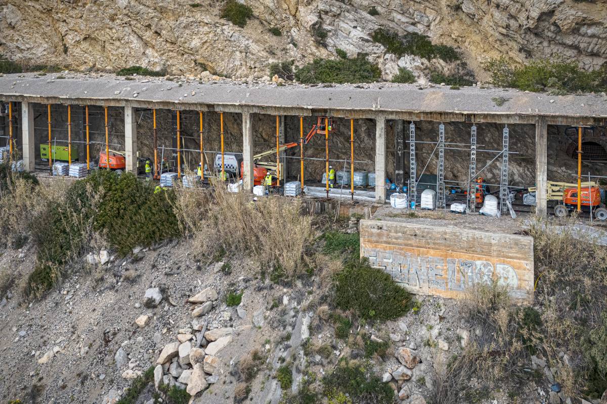 El tram de l`R2 Sud que s`aguanta per puntals