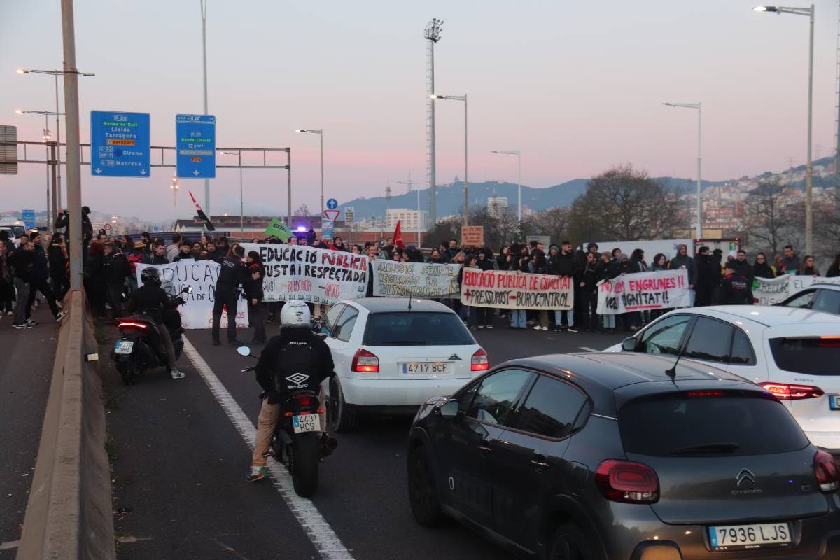Els professors envaeixen els carrers de Catalunya per reclamar millores laborals