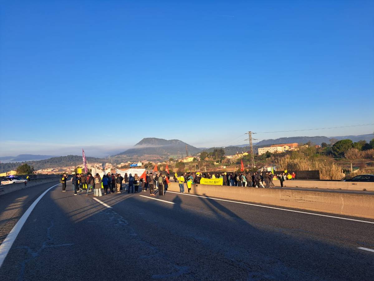 Els mestres del Bages tallen la C-25 en la jornada de vaga general educativa