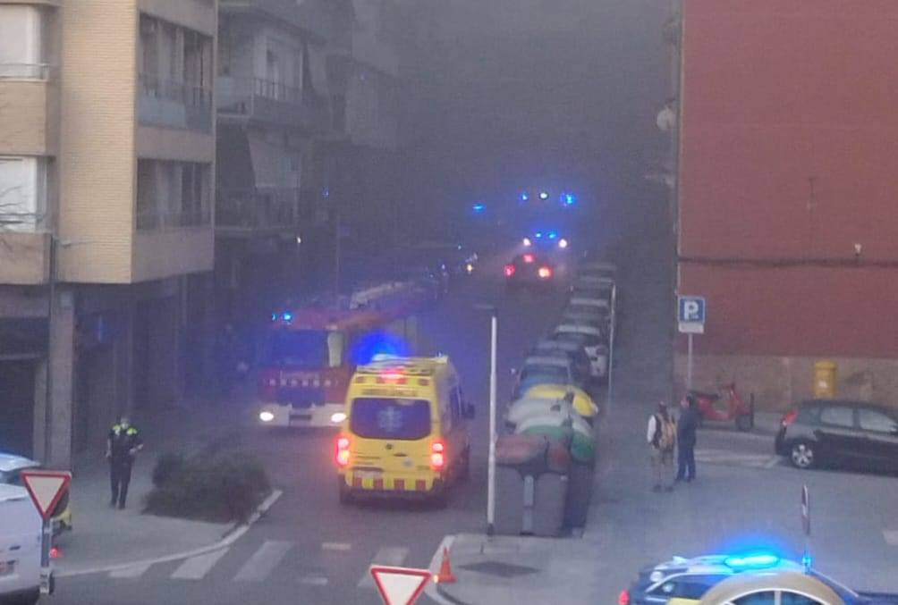 Incendi dels grans al Mercat de Can Boada: quatre vehicles calcinats i una quinzena de dotacions de Bombers