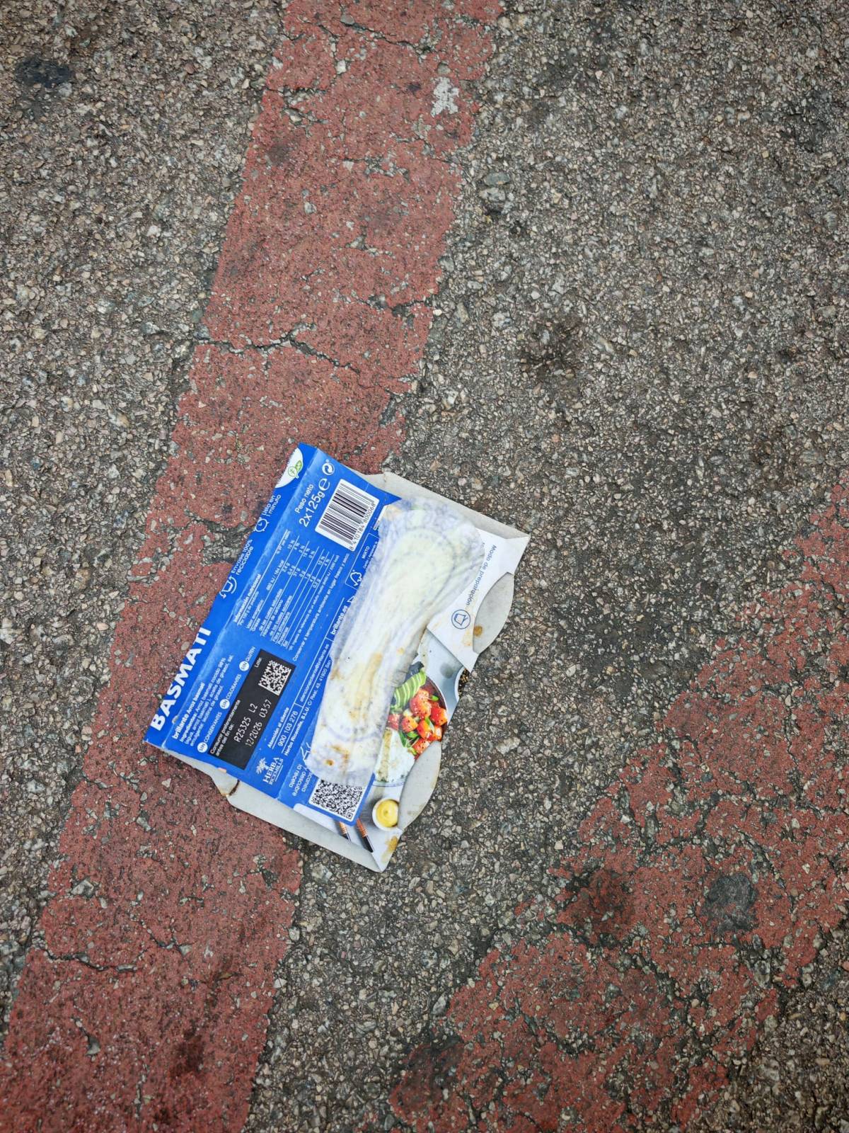 Productes d`higiene menstrual utilitzats, davant de l`escola La Trama