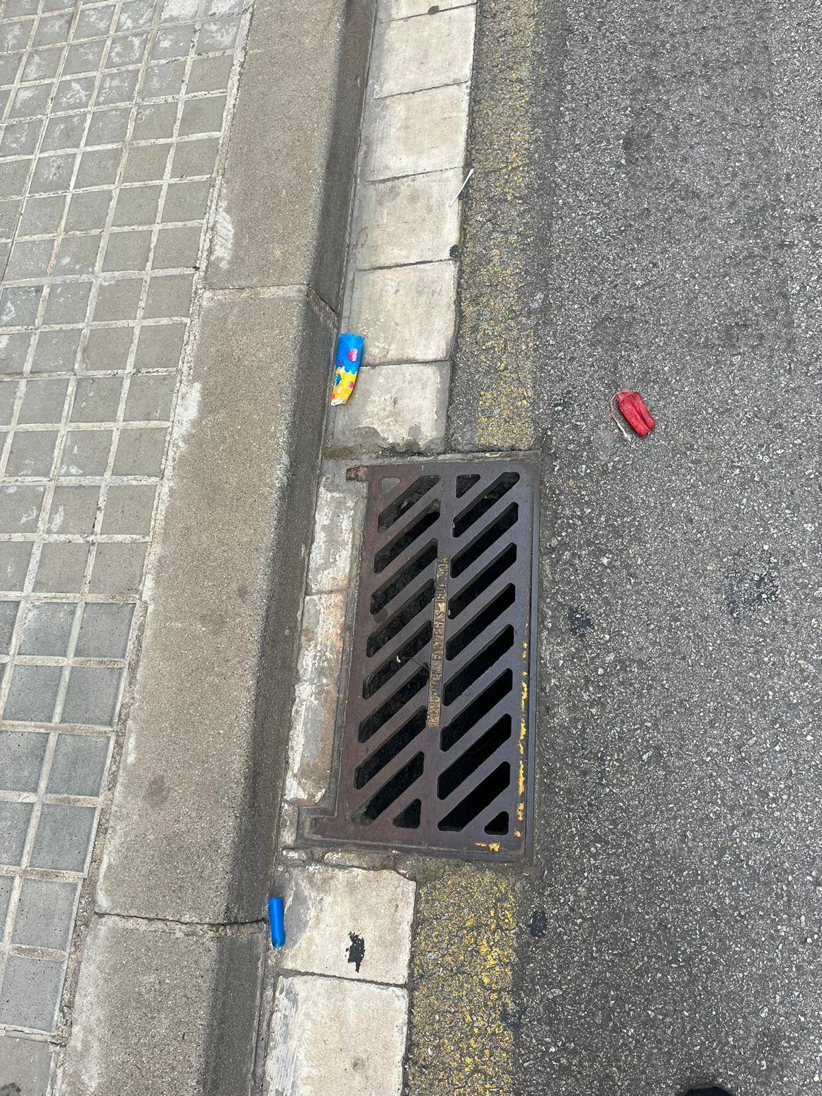 Productes d`higiene menstrual utilitzats, davant de l`escola La Trama