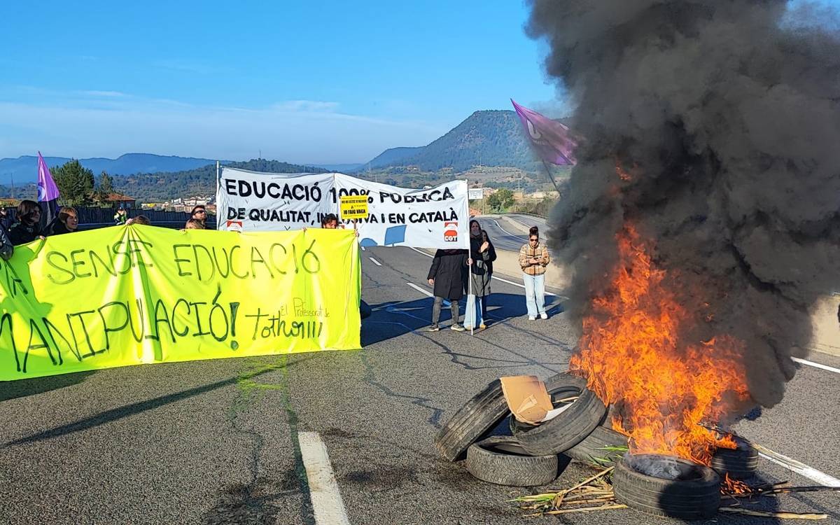 Els mestres del Bages tallen la C-25 en la jornada de vaga general educativa