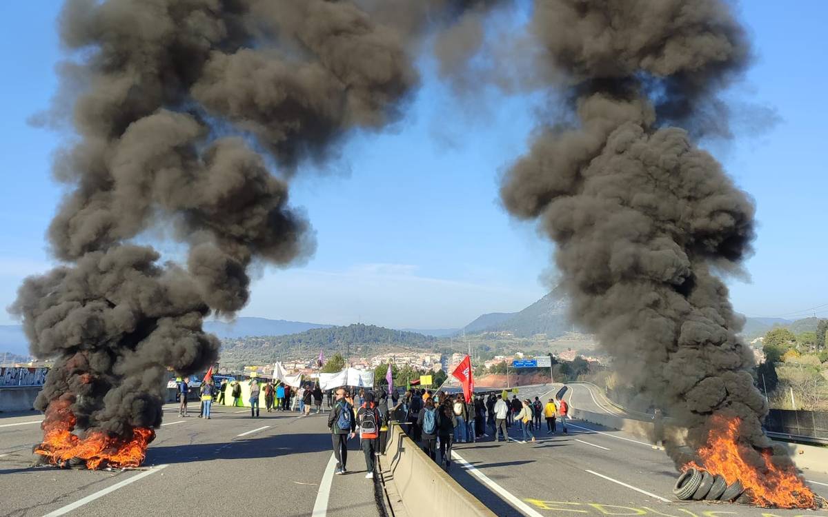 Els mestres del Bages tallen la C-25 en la jornada de vaga general educativa