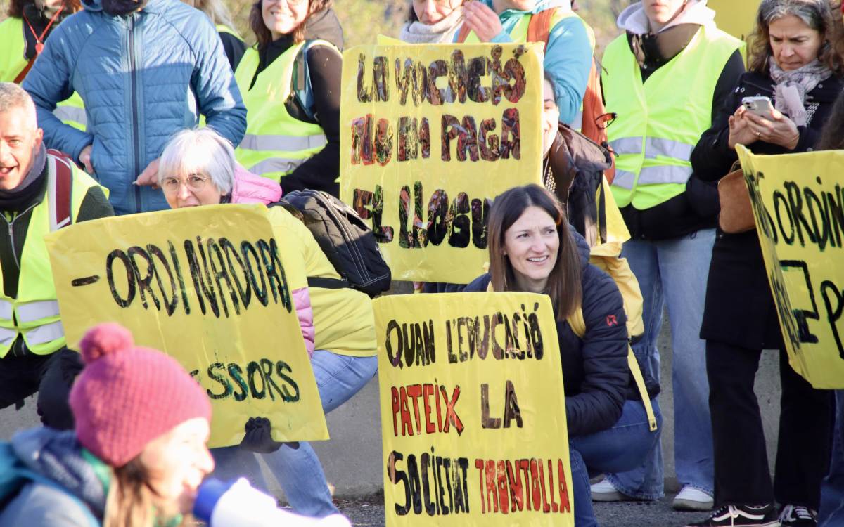 Protesta del professorat d`Osona i el Lluçanès, que han tallat la C-17 i la C-25 a Gurb.