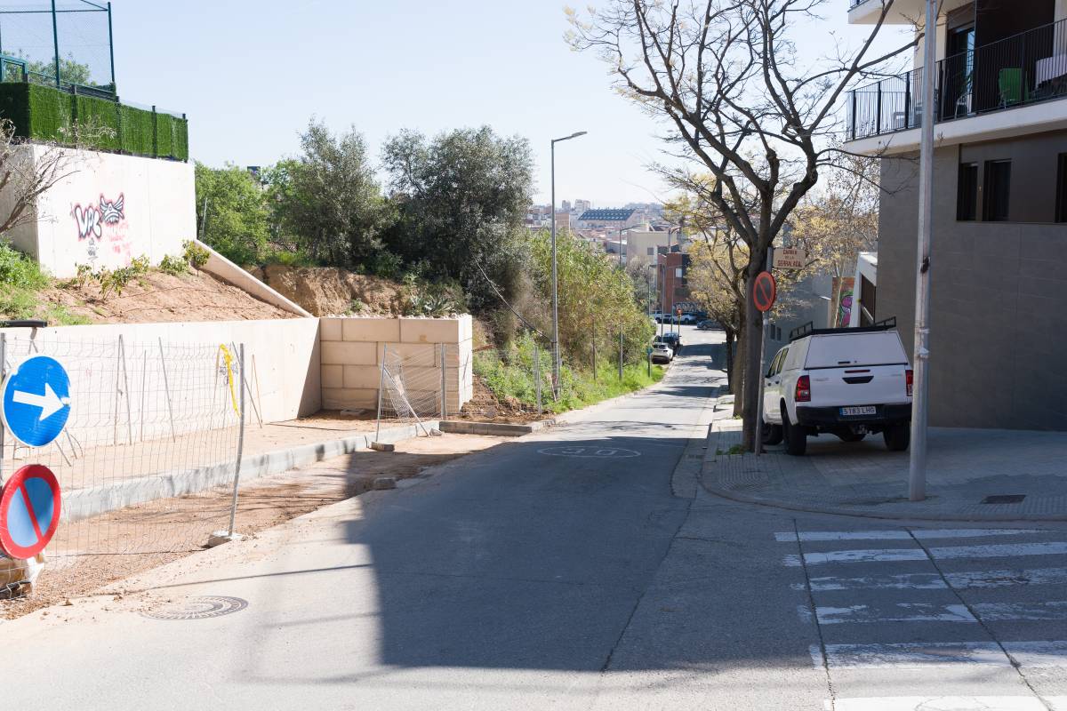 Una part del carrer de la Serralada urbanitzat i un altre sense vorera - DAVID CHAO