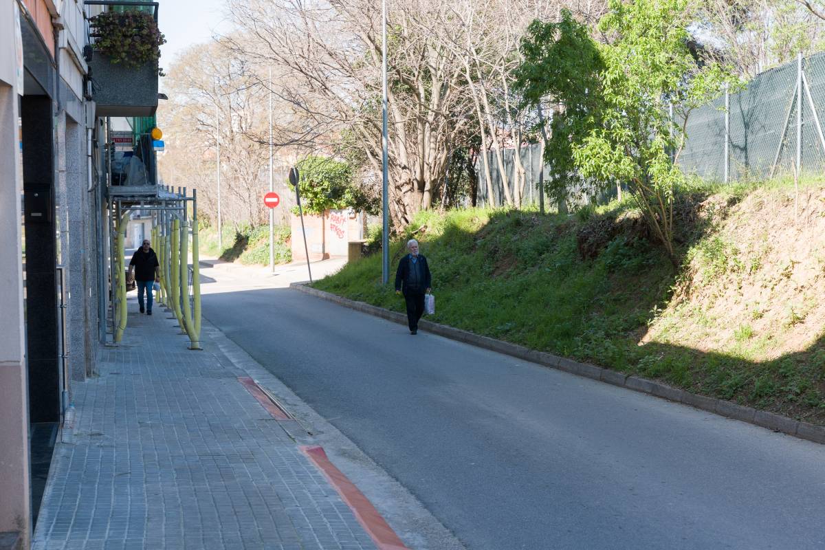 Una part del carrer de la Serralada sense vorera - DAVID CHAO