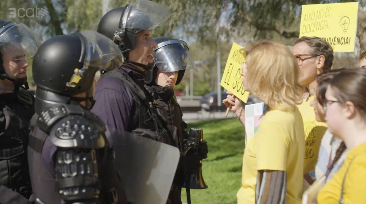 El contundent gag del «Polònia» en defensa dels mestres i que clava una cleca als Mossos: «Amb violència no se solucionen les coses»