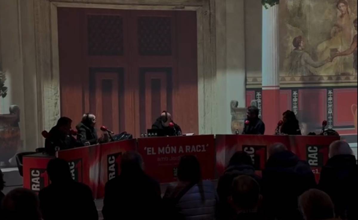 Els tertulians de RAC1 protagonitzen una divertida escena amb el micro obert: «Estem en directe? Puc anar al lavabo?»