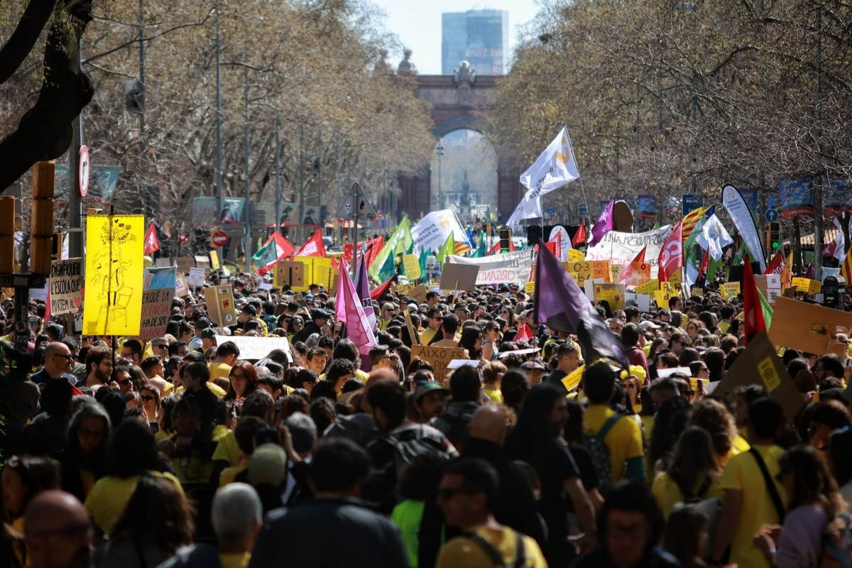La vaga educativa desborda Barcelona: «Illa, escolta, s'acosta una revolta»