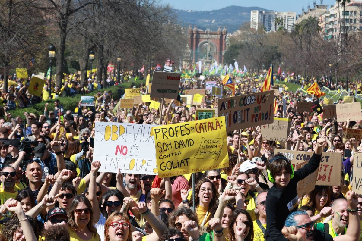 Els docents es manifesten al centre de la capital catalana