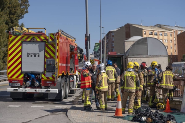 Incendi dels grans al Mercat de Can Boada: quatre vehicles calcinats i una quinzena de dotacions de Bombers