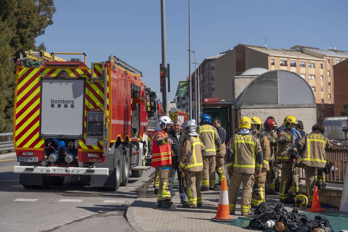 Incendi dels grans al Mercat de Can Boada: quatre vehicles calcinats i una quinzena de dotacions de Bombers