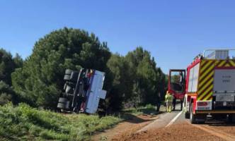 Intervenció dels serveis d'emergència per un camió que ha bolcat a Sabadell