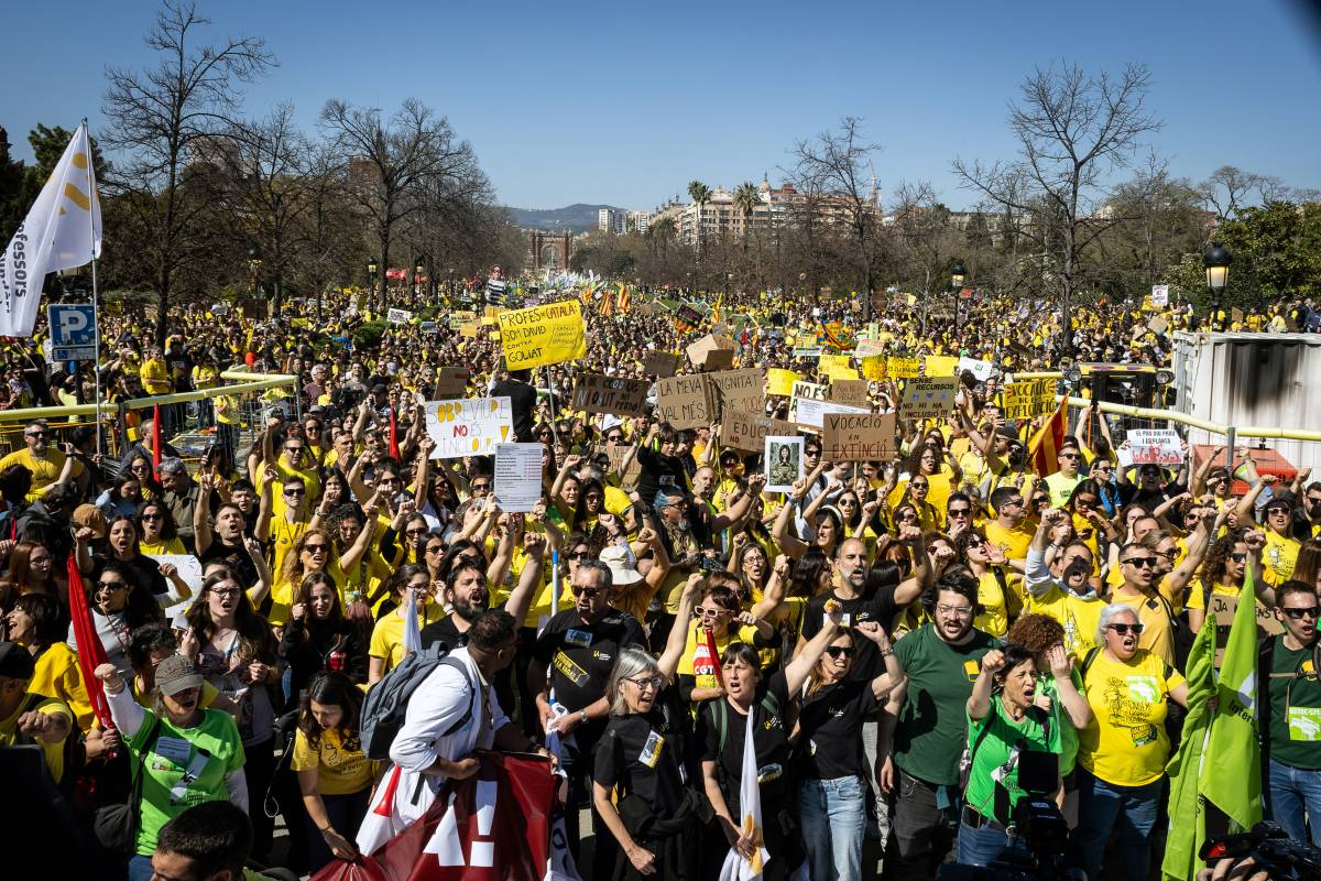 La vaga educativa desborda Barcelona: «Illa, escolta, s'acosta una revolta»