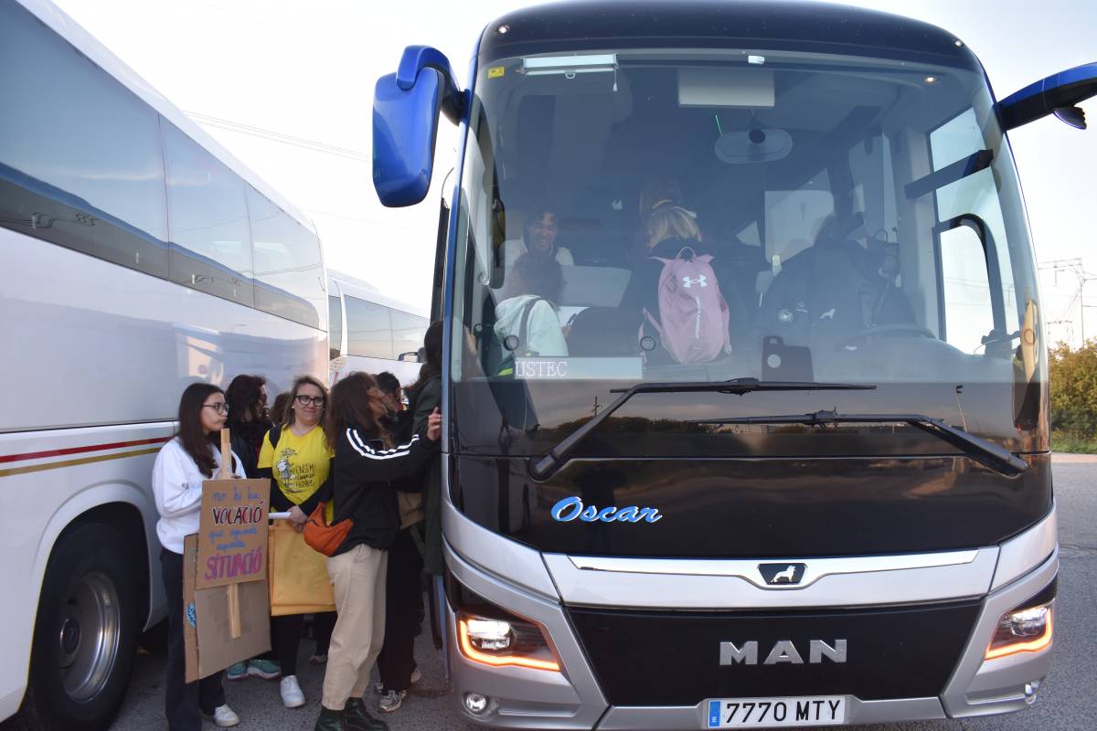 Professors ebrencs pujant als autobusos habilitats per anar a Barcelona. - Joan Navarro Professors ebrencs pujant als autobusos habilitats per anar a Barcelona.