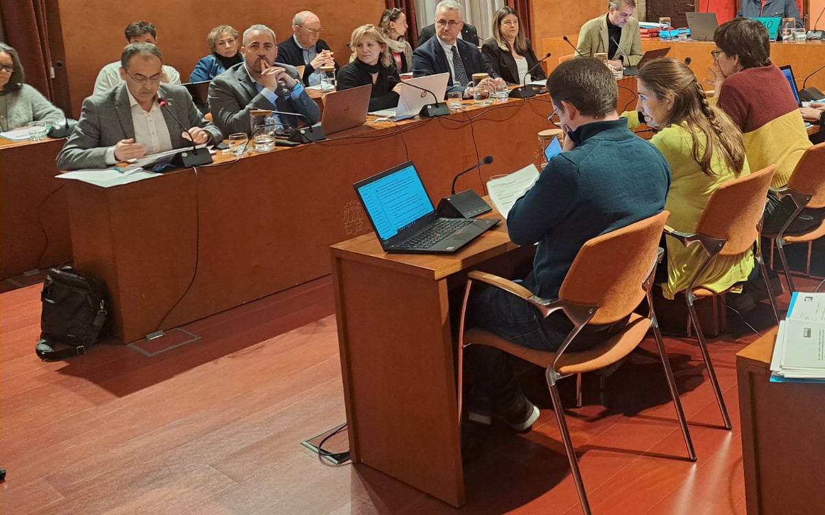 «Jugueu brut»: forta enganxada entre la CUP i Junts al ple de Manresa pels actes vandàlics del 8-M