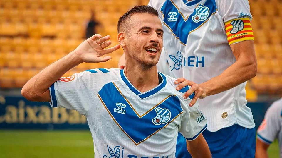 Jordi Cano és el màxim golejador de la lliga amb setze dianes - CE Europa Jordi Cano és el màxim golejador de la lliga amb setze dianes