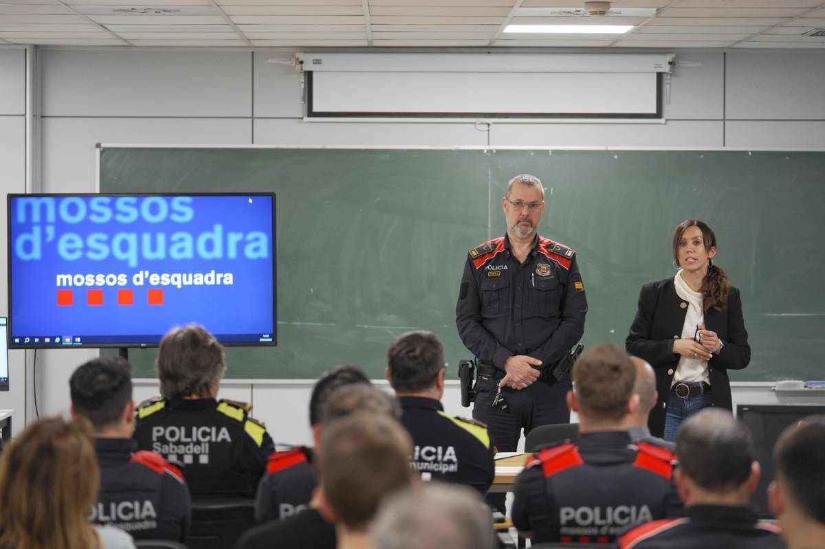 El cap de Mossos, Enric Cervelló, amb l`alcaldessa, Marta Farrés, abans de l`operatiu - David Chao El cap de Mossos, Enric Cervelló, amb l`alcaldessa, Marta Farrés, abans de l`operatiu