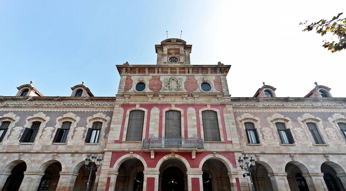El TSJC obliga el Parlament a exhibir la bandera espanyola a la façana