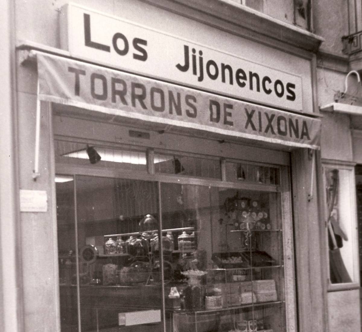 Imatge històrica de la façana (1973) - ELS XIXONENCS