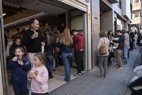 Llargues cues en la reobertura de l'Orxateria Ribera: 